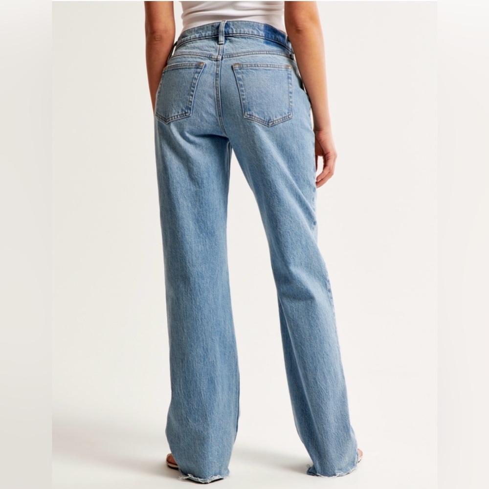 Abercrombie The Baggy Low Rise Jeans Raw Hem Light Wash Size 28 - Picture 2 of 5